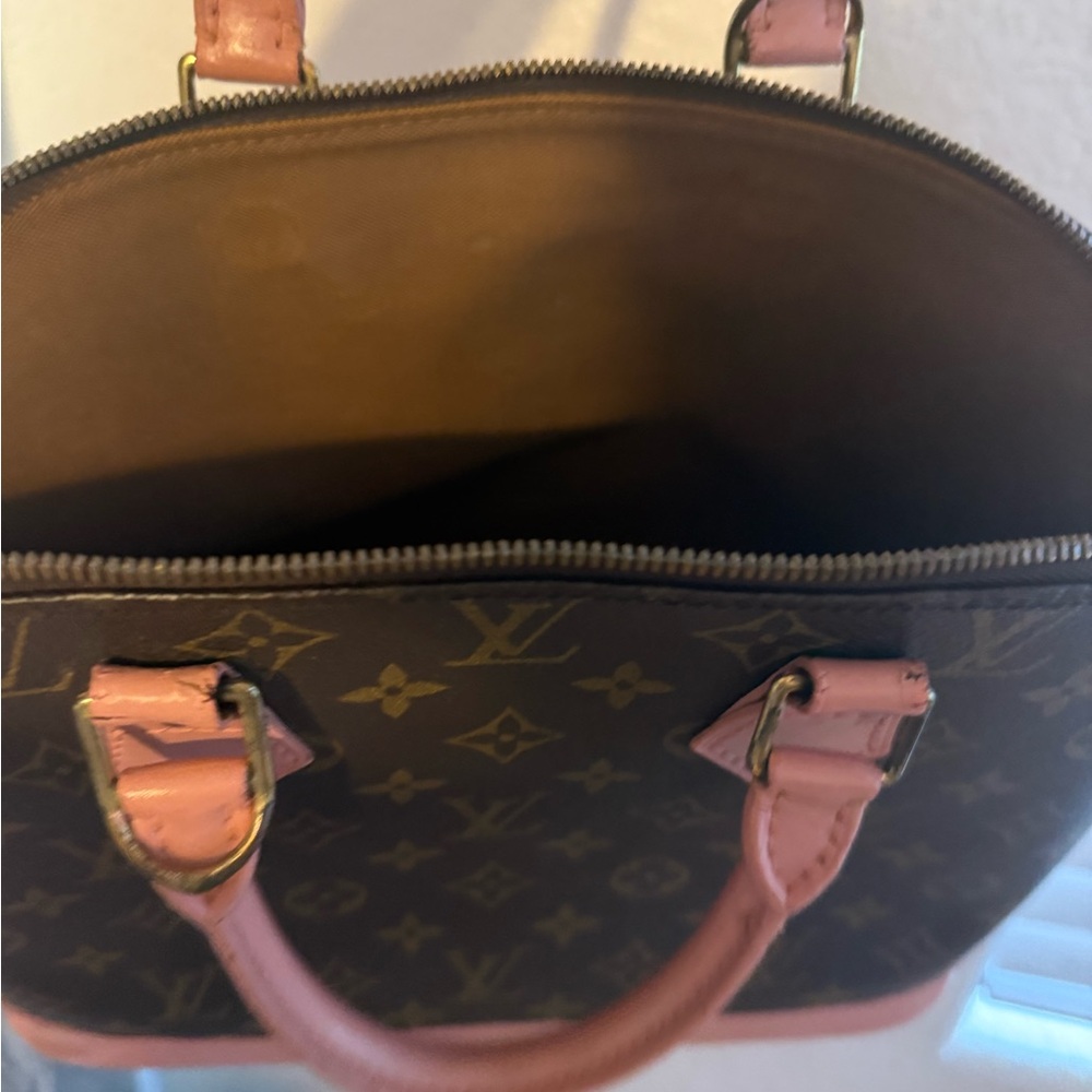 Louis Vuitton Alma - Picture 8 of 13